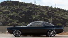 Черный Plymouth Cuda , вид сбоку